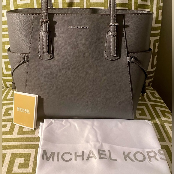SOLD! NEW! Michael Kors Pearl Grey Voyager Crossgrain Leather Medium Tote Bag - Picture 7 of 12